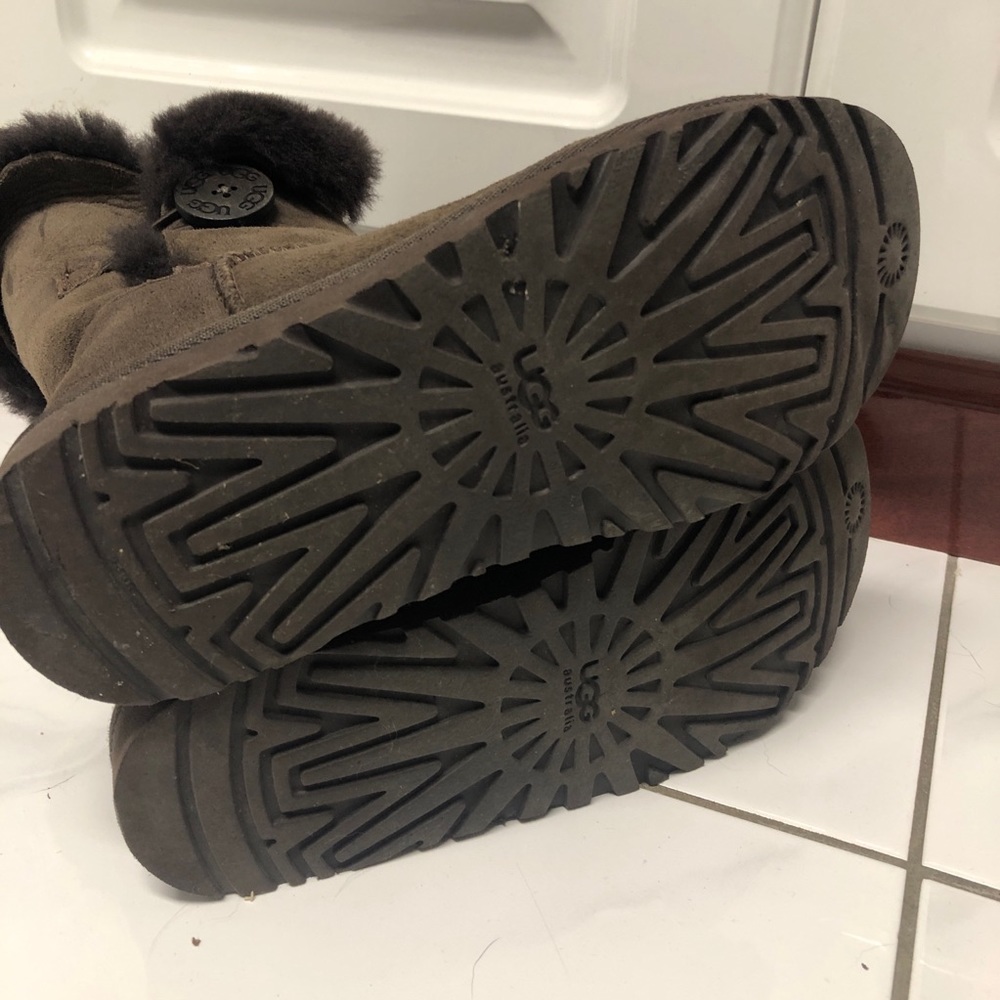Ugg Bailey Button Size 6 - image 5